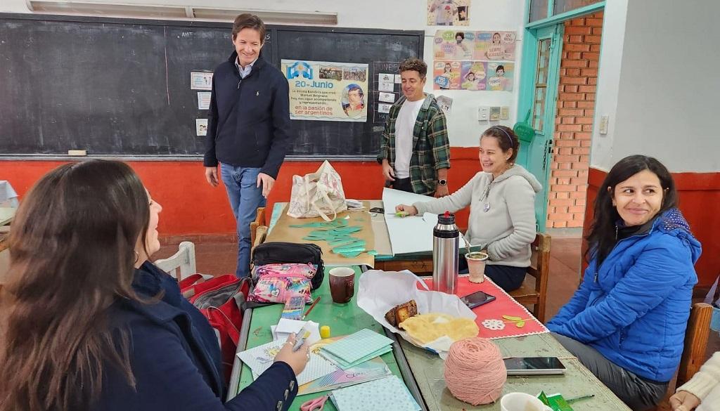 Héctor Decut y maestras que realizan sus labores en un aula mantienen una charla animada durante el operativo de IPLyC Social Presente.