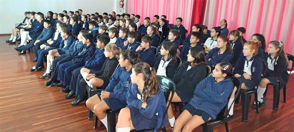 Alumnos del Colegio Cristo Rey, de Apóstoles, atentos durante la charla de prevención de Juego Responsable.