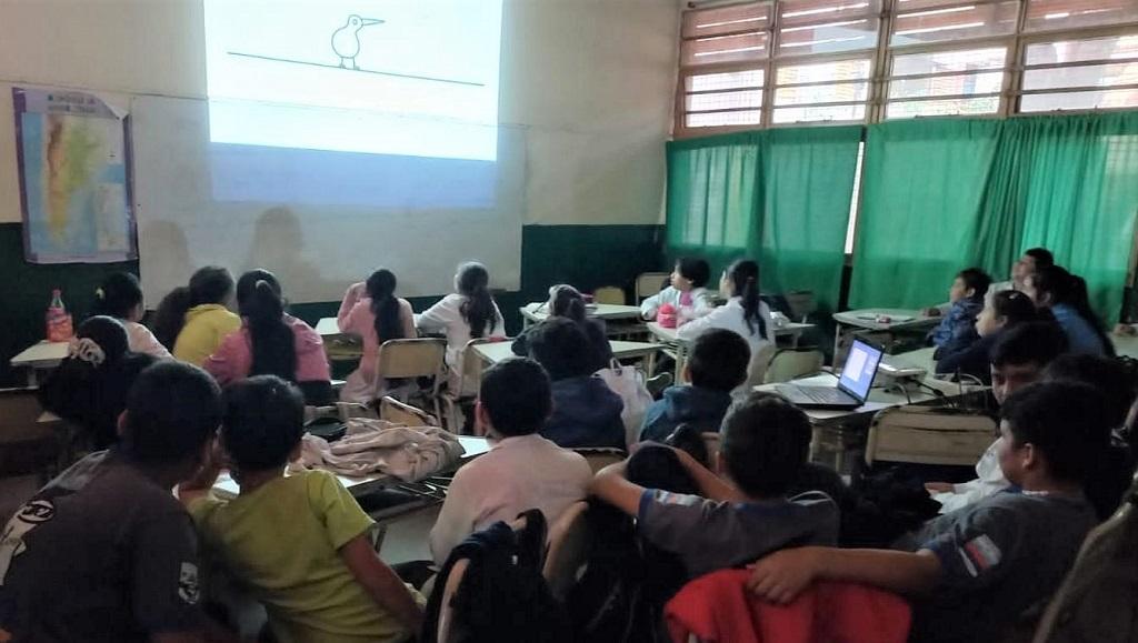 Alumnos de la Escuela 42 de Posadas miran atentamente un video durante la charla de prevención del Programa de Juego Responsable del IPLyC.