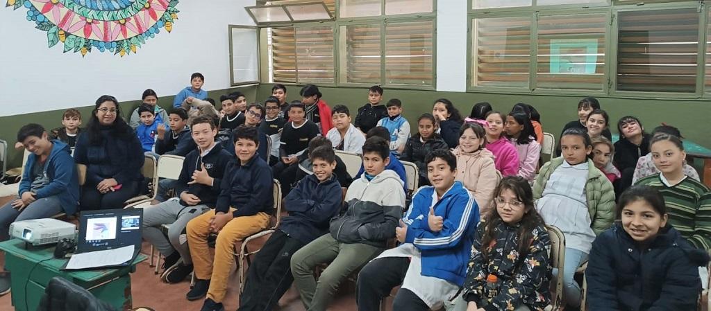 Alumnos de la Escuela 721 junto a su docente durante la charla de prevención.