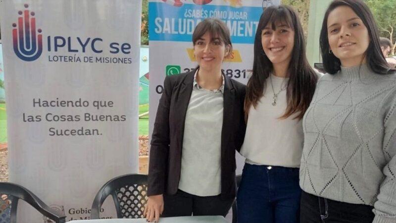 María Belén Díaz Beltrán, Marisa Viviana Seewald y Gabriela Peralta, responsables del equipo de Juego Responsable, en su stand de la Expo de Prevención.