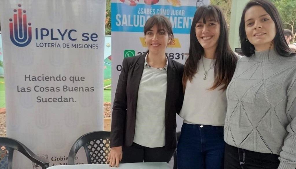 María Belén Díaz Beltrán, Marisa Viviana Seewald y Gabriela Peralta, responsables del equipo de Juego Responsable, en su stand de la Expo de Prevención.