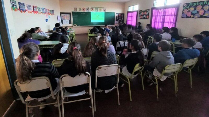 Alumnos de la Escuela 916 de San Vicente durante la charla de prevención de adicciones.