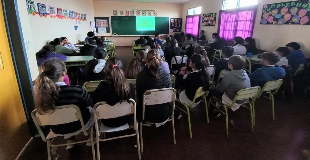 Alumnos de la Escuela 916 de San Vicente durante la charla de prevención de adicciones.