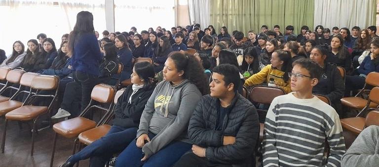 Alumnos de la Escuela Normal 4 de Oberá durante la charla de prevención de adicciones.