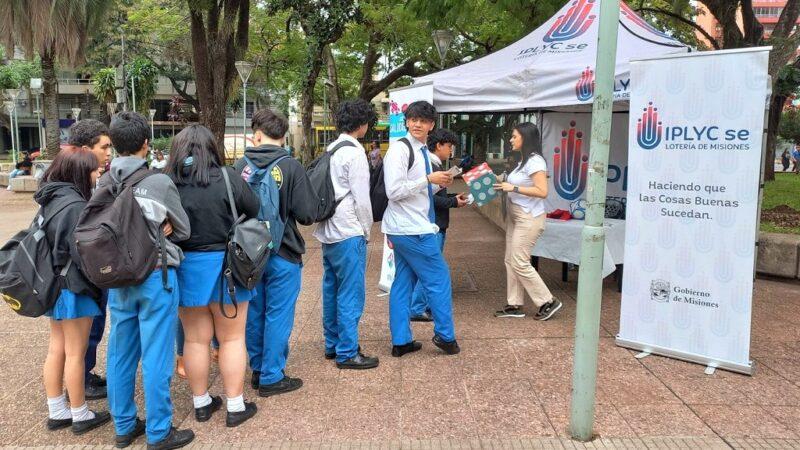 Grupo de chicos con uniforme escolar en el stand de Juego Responsable que realiza actividades en la Plaza San Martín de Posadas.