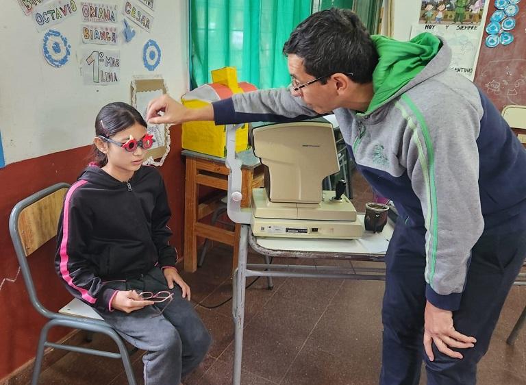Oftalmólogo realiza control a una niña para recibir sus anteojos, durante el operativo de servicios integrales en Profundidad.