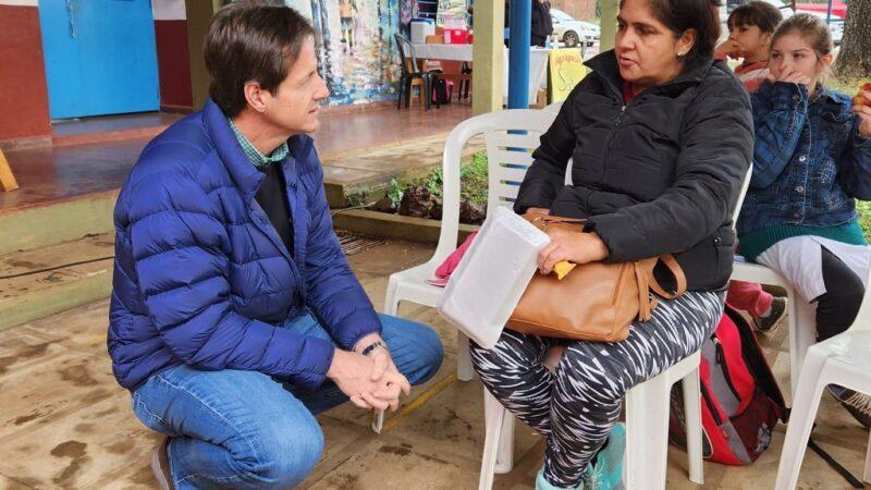 Héctor Decut charla con una vecina que se acercó al operativo de IPLyC Social Presente.