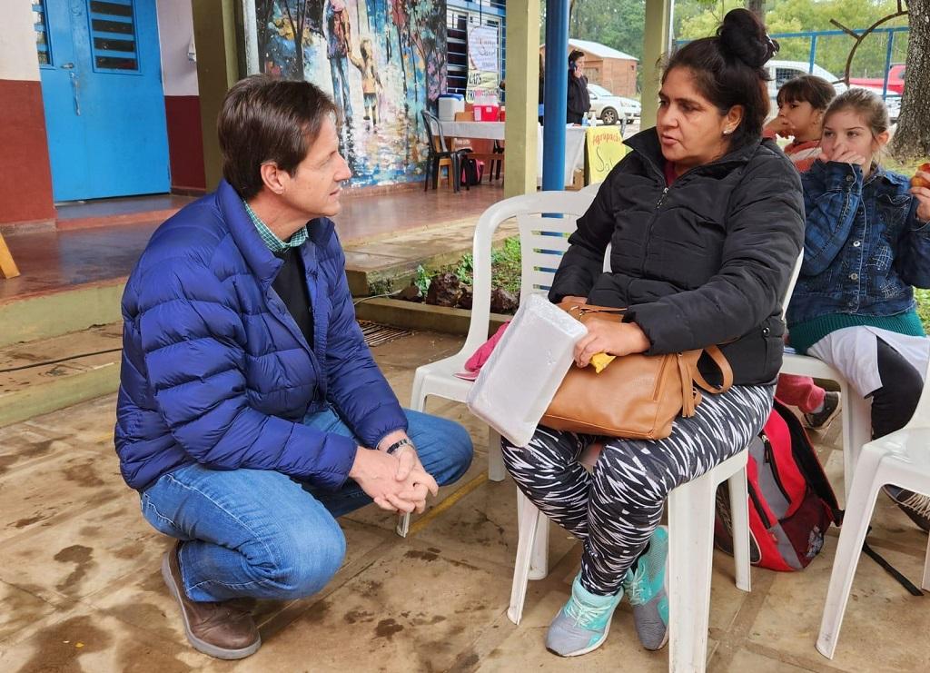 Héctor Decut charla con una vecina que se acercó al operativo de IPLyC Social Presente.