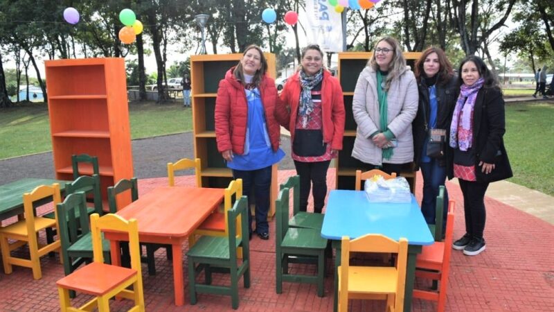 5 maestras sonríen junto a los muebles escolares donados por IPLyC Social.