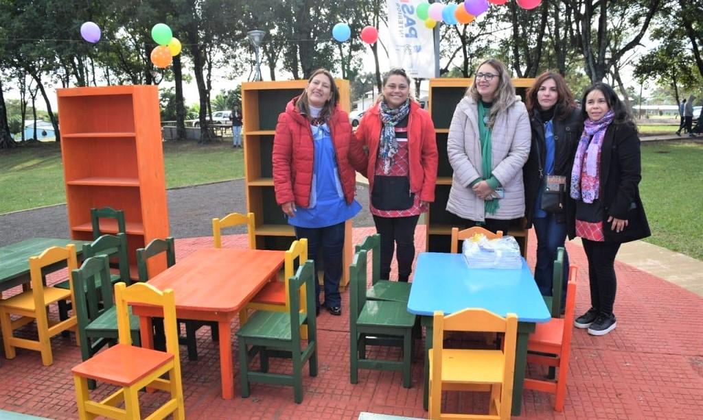 5 maestras sonríen junto a los muebles escolares donados por IPLyC Social.