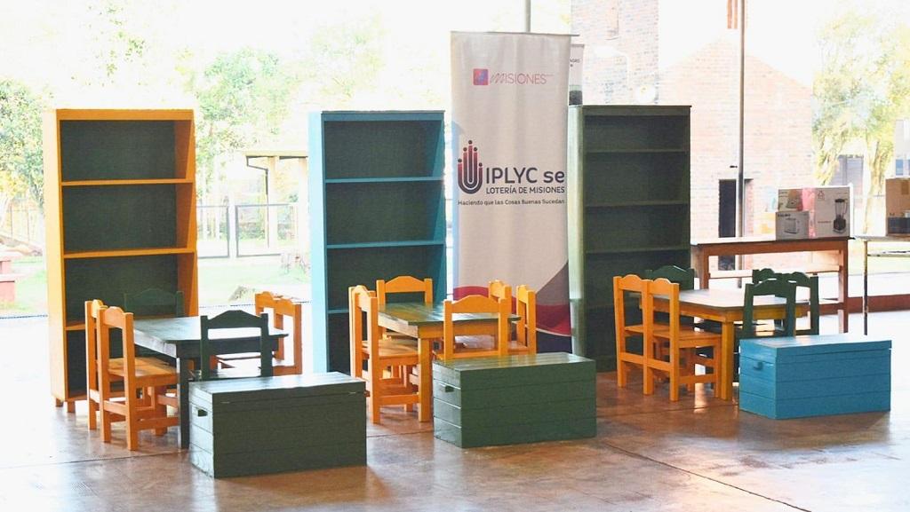3 kits iguales y coloridos, de mobiliario escolar, compuestos cada uno por: biblioteca, mesita con 6 sillitas y un baúl.