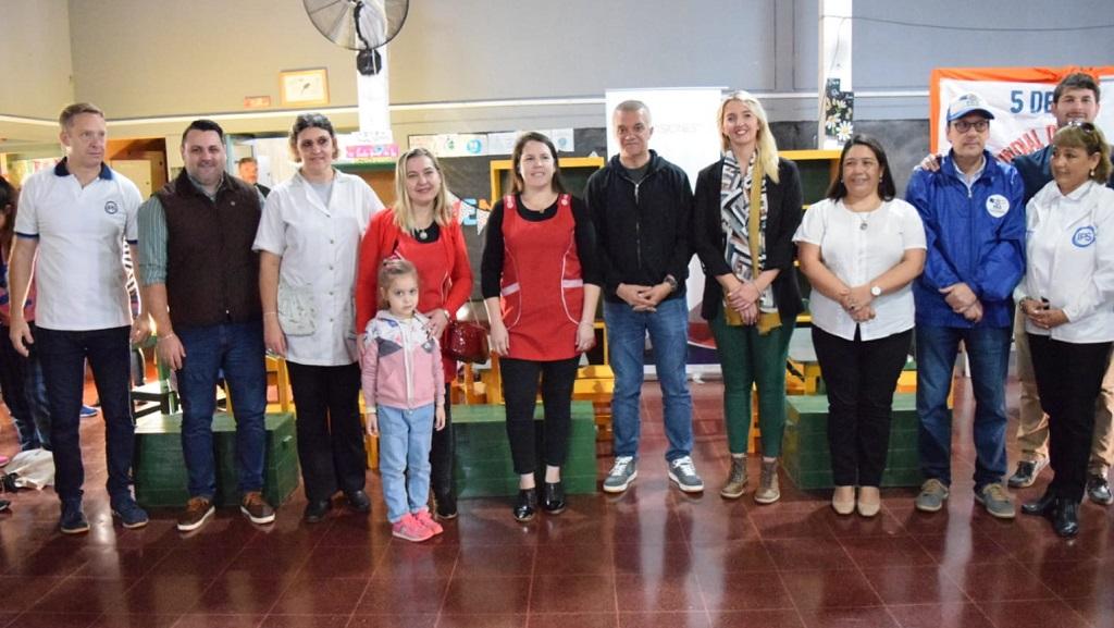 Lisandro Benmaor, Marcelo Ledesma, docentes con una niña, Carlos Arce, Claudia Acuña y Enrique Parra junto a personal de salud.