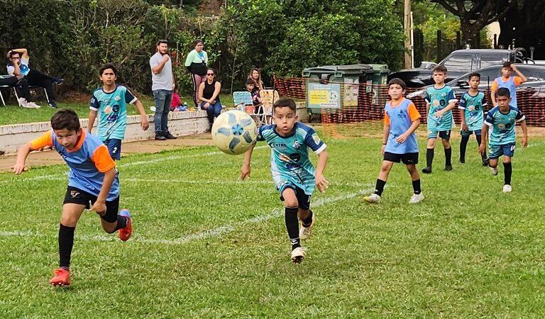 Niños en pleno juego en la cancha, durante el torneo de Vivamos Fútbol.