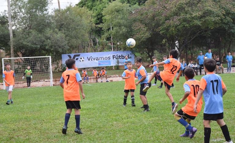 Niños en pleno juego en la cancha, durante el torneo.