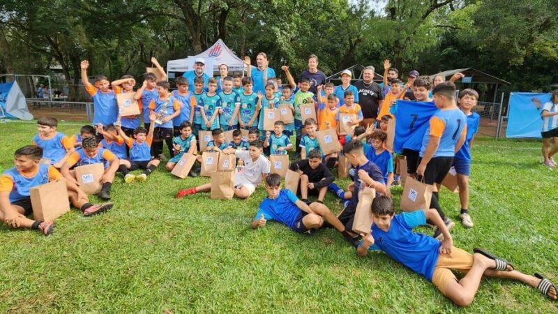 Decut y Schiavi junto a los niños que participaron de la primera Copa Amistad de Vivamos Fútbol.