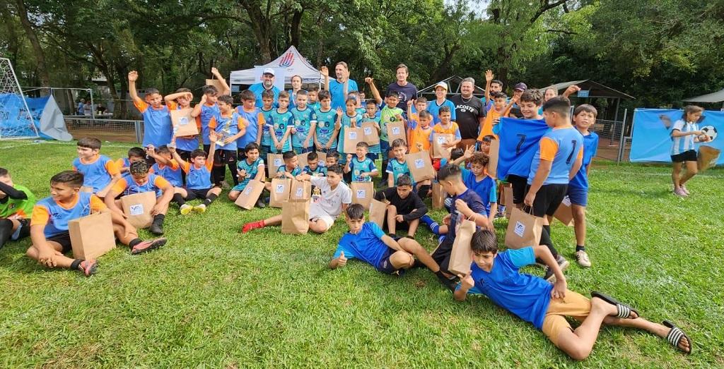 Decut y Schiavi junto a los niños que participaron de la primera Copa Amistad de Vivamos Fútbol.