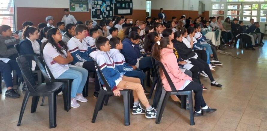 Alumnos de la Escuela 125 de Oberá escuchan atentos durante la charla de prevención de adicciones.