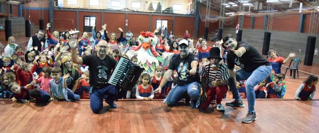 equipo de Gurises y el público saludan a la cámara en la Fiesta de los Jardines en Colonia Alberdi