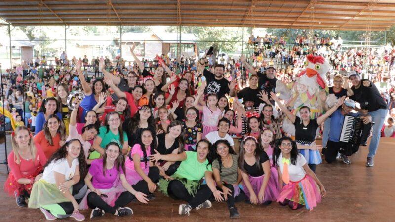 equipo de Gurises y el público saludan a la cámara en la Fiesta de los Jardines en Andresito