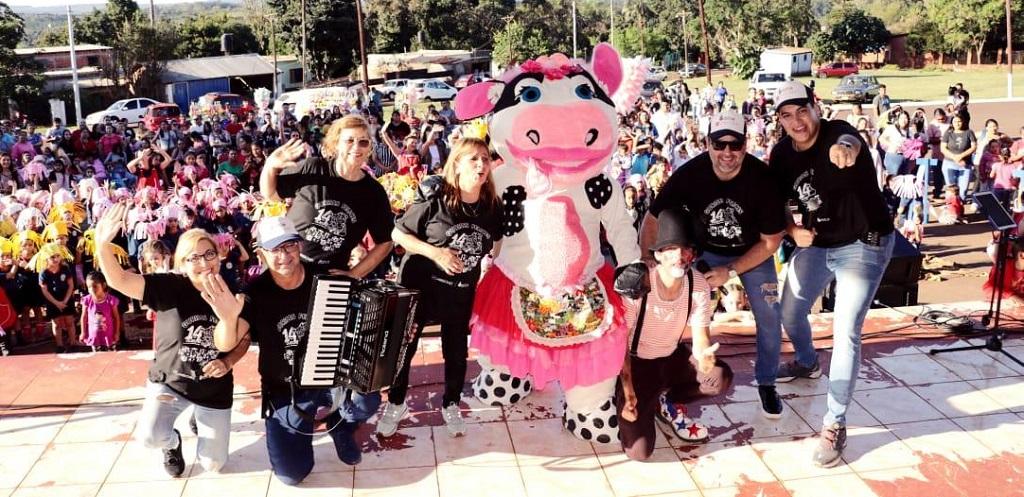 equipo de Gurises y el público saludan a la cámara en la Fiesta de los Jardines en Santo Pipó