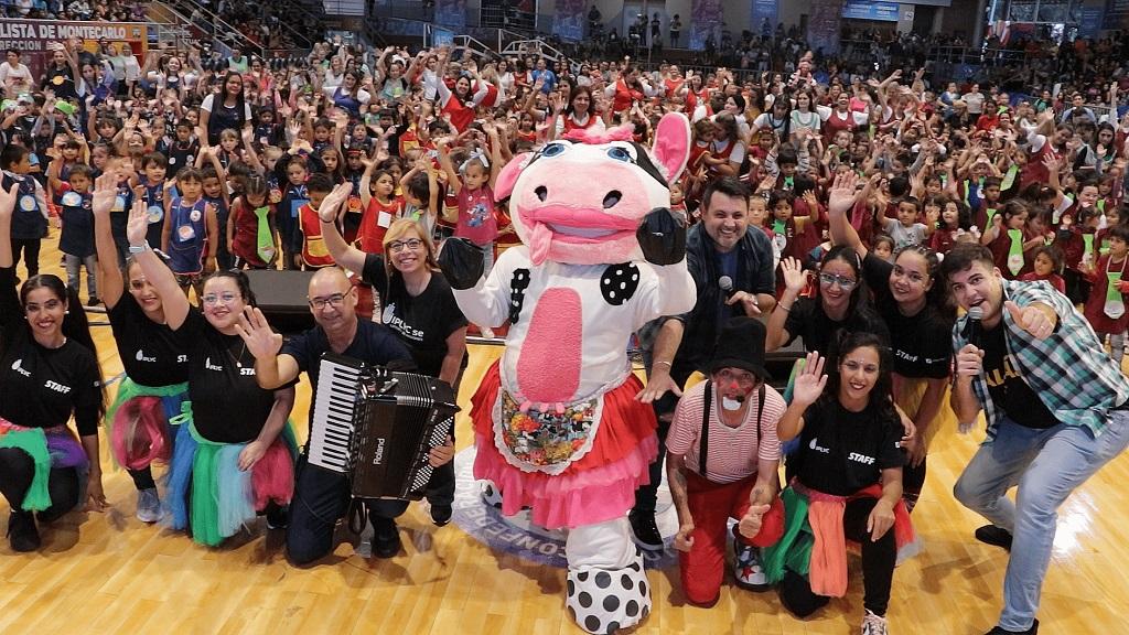 selfie del equipo de Gurises Felices junto a multitud de niños que saludan a la cámara en la fiesta de los jardines.