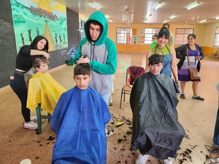 Tres peluqueros realizan corte de cabello a tres vecinos en el operativo de IPLyC Social Presente.