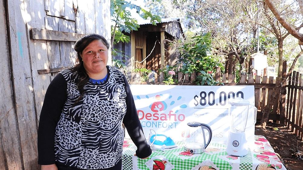 Antonela Cardozo muestra su cheque y premios. Con el dinero planifica compras y arreglos en la casa.