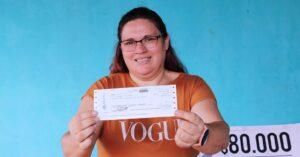 Analía Orellana muestra su cheque sonriente. Manifestó que usará el dinero del premio de Desafío Confort para concretar una cirugía.