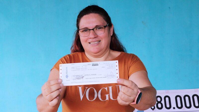 Analía Orellana muestra su cheque sonriente. Manifestó que usará el dinero del premio de Desafío Confort para concretar una cirugía.