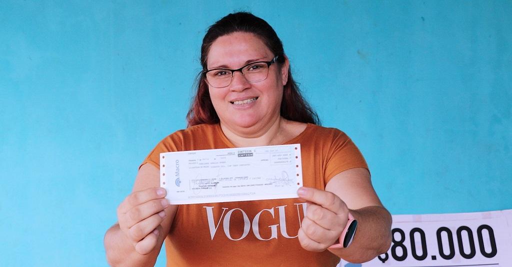 Analía Orellana muestra su cheque sonriente. Manifestó que usará el dinero del premio de Desafío Confort para concretar una cirugía.