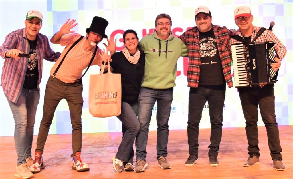 Equipo de Gurises Felices saluda sobre el escenario durante el cierre “Viví el Parque en Invierno”.