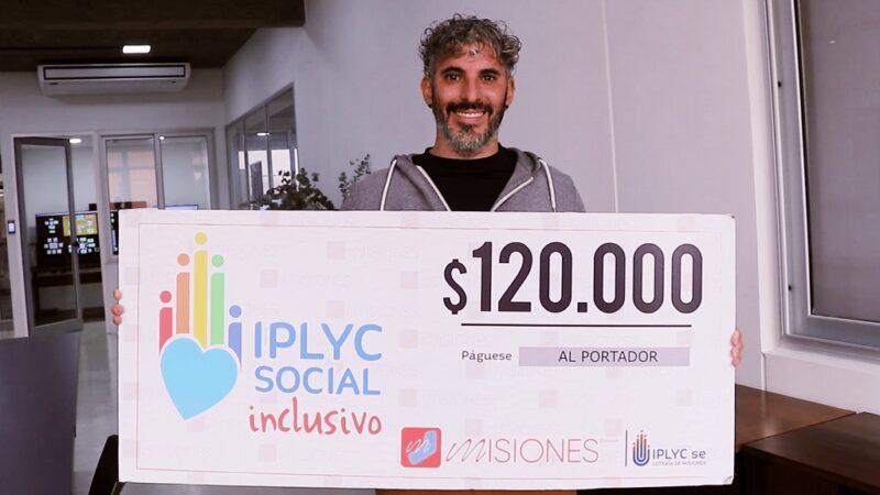 Carlos Soria, muestra su cheque sonriente. Con el dinero comprará elementos para la enseñanza de la lengua de señas.