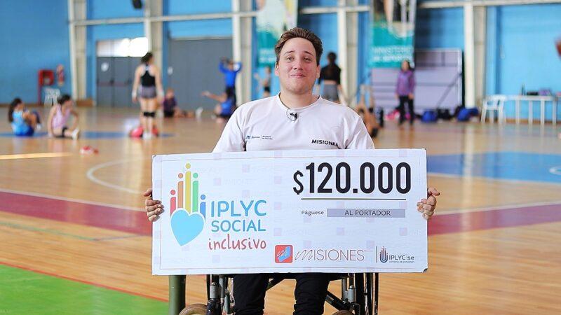 Tiago Engler, ganador de IPLyC Inclusivo, muestra su cheque sonriente. Manifestó que con el dinero del premio comprará elementos deportivos para su entrenamiento.