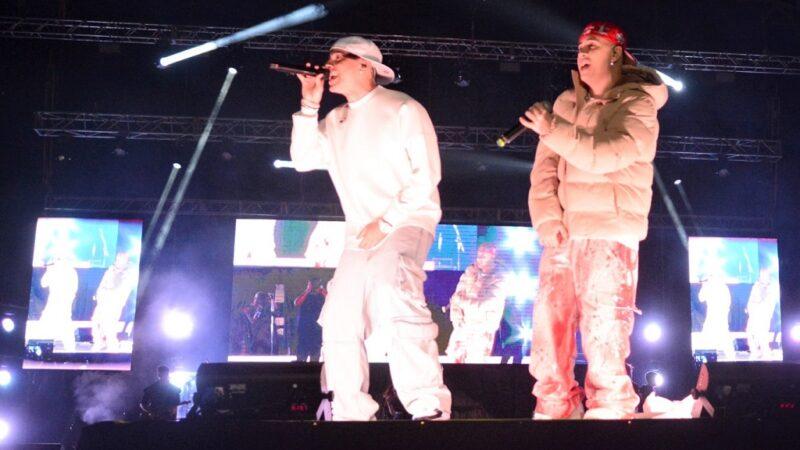 Rusherking y FMK cantan sobre el escenario.