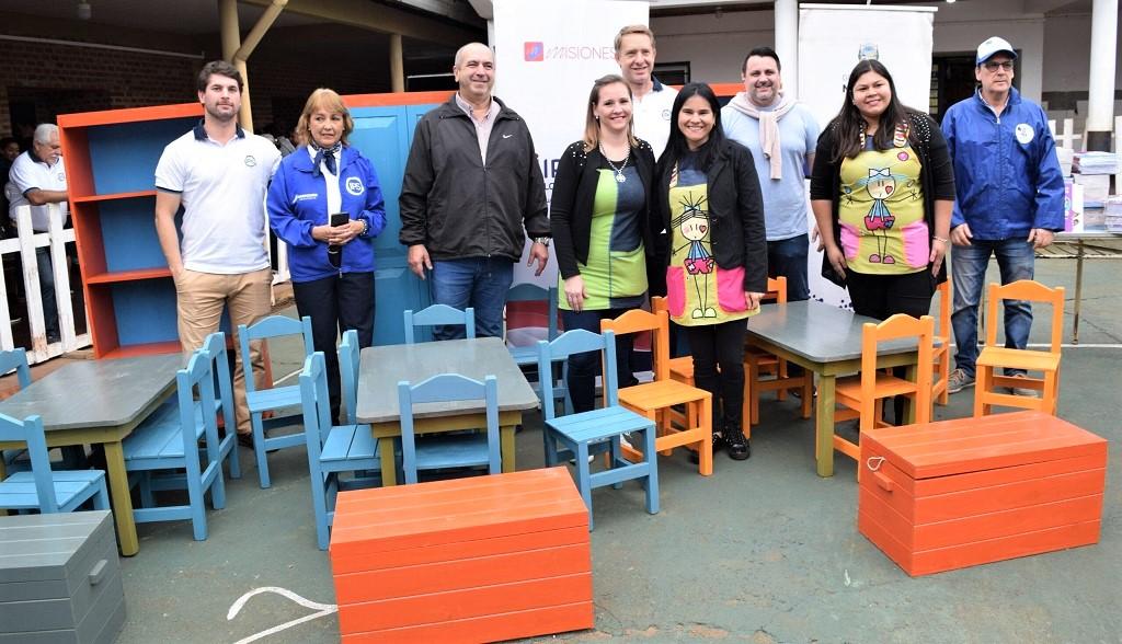 Marcelo Ledesma junto a a equipo del PAS y docentes junto a los kits de muebles entregados a las escuelas.