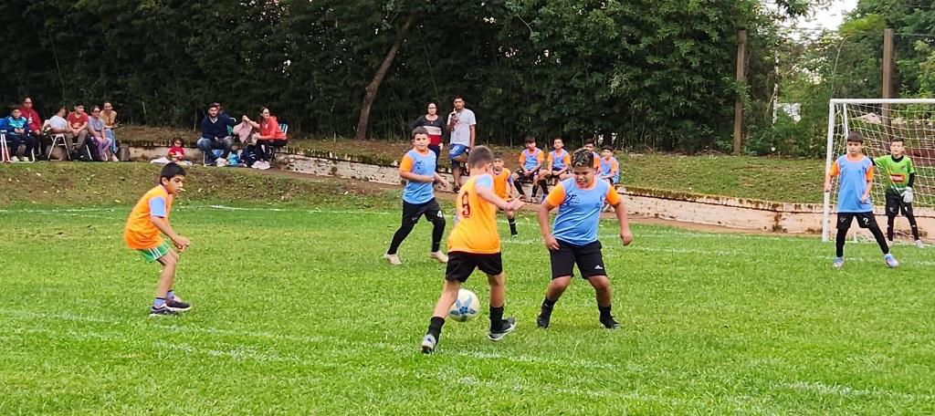 Dos equipos de niños jugando al fútbol de la Copa Amistad de Vivamos Fútbol.