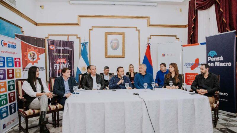 Oscar Ahuad anuncia el Black Friday de Posadas, junto a Hèctor Decut y demás autoridades presentes, en Casa de Gobierno.