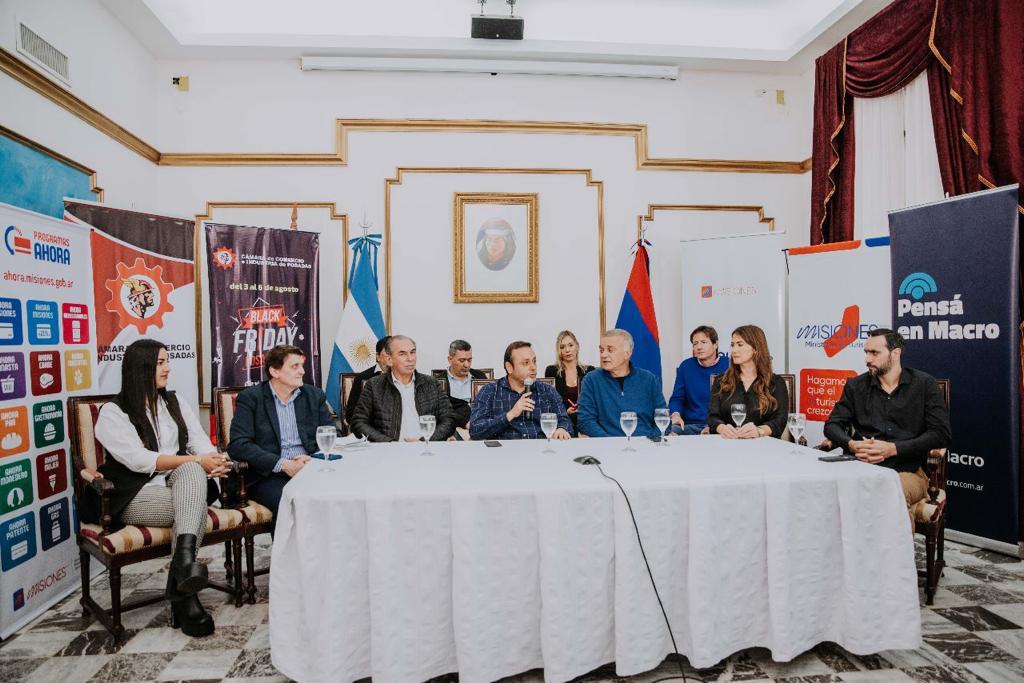 Oscar Ahuad anuncia el Black Friday de Posadas, junto a Hèctor Decut y demás autoridades presentes, en Casa de Gobierno.