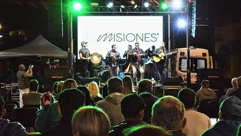 Grupo folklórico toca sobre el escenario de Baile de mi Tierra frente a numeroso público.