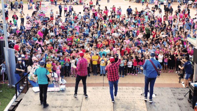 Show de Gurises Felices frente a una multitud de niños.