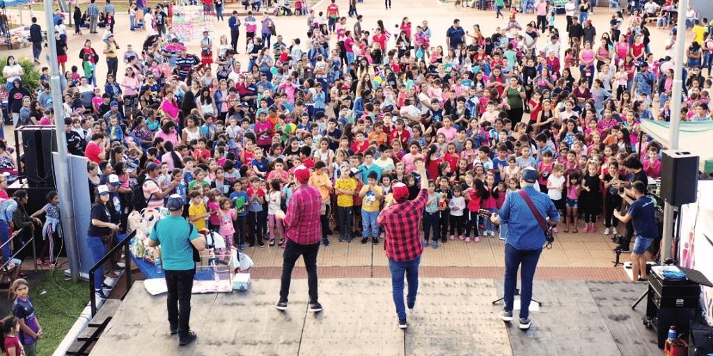 Show de Gurises Felices frente a una multitud de niños.