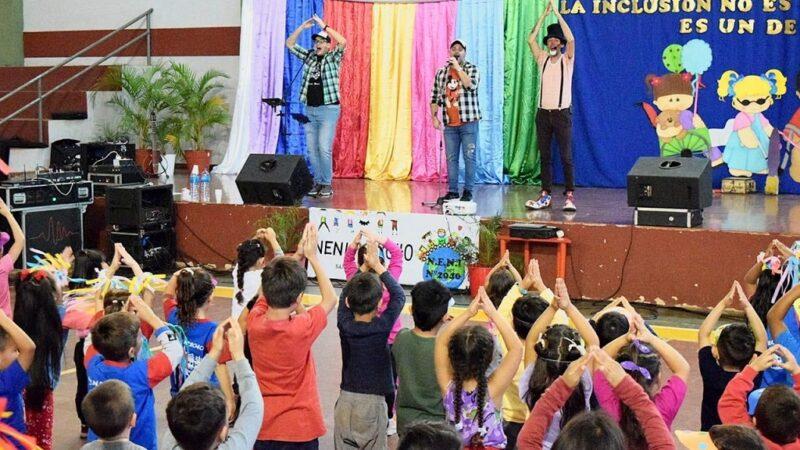 Niños hacen palmas al ritmo del show de Gurises Felices en el encuentro "La inclusión no es un favor, es un derecho".