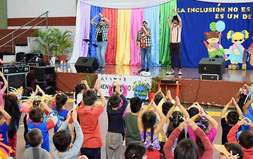 Niños hacen palmas al ritmo del show de Gurises Felices en el encuentro "La inclusión no es un favor, es un derecho".