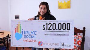 María Olivera sostiene su cheque sonriente. Usará el dinero para pagar cuentas, comprar cosas para la casa y visitar al oftalmólogo.
