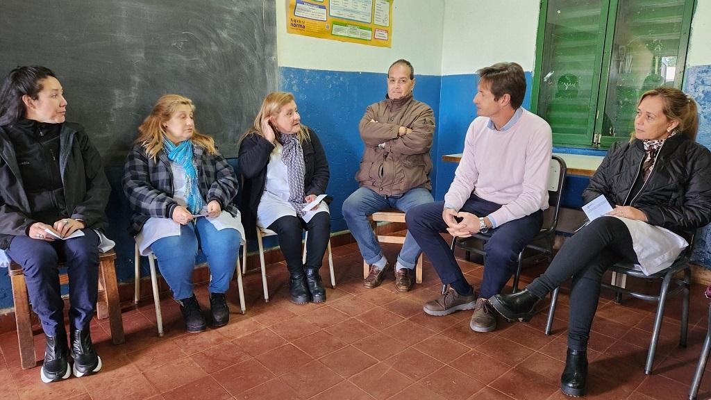 Héctor Decut charla con las maestras en un aula, durante el operativo de servicios integrales de IPLyC Social Presente.