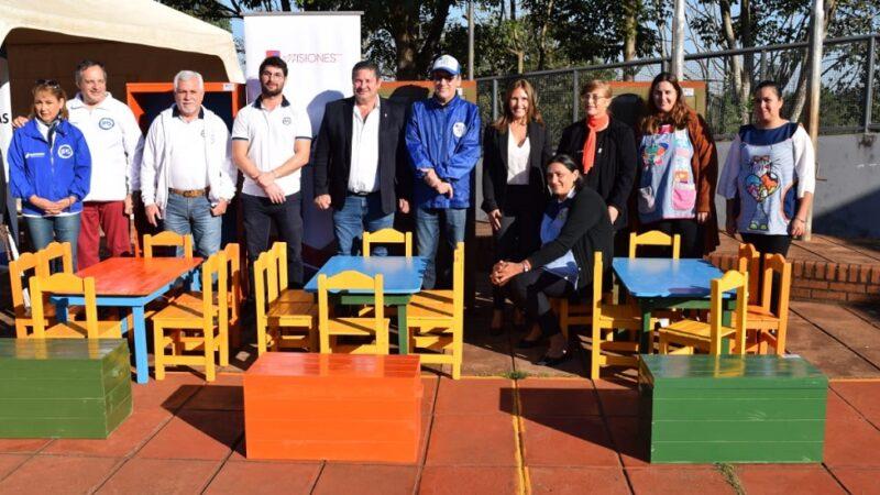 Equipo de IPLyc Social, del PAS y docentes junto a mobiliario escolar entregado.