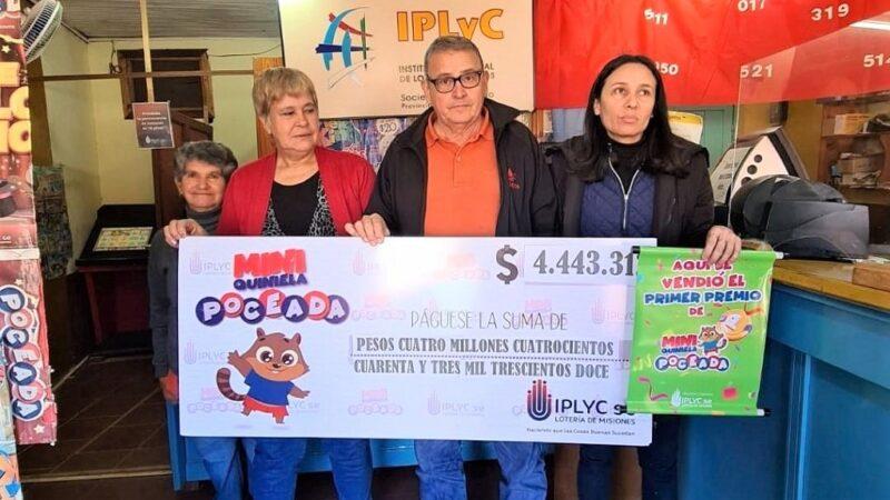 Héctor Vázquez, junto a dos señoras sostienen el cheque en su agencia. "Tratamos que nuestros clientes se sientan satisfechos", expresó.