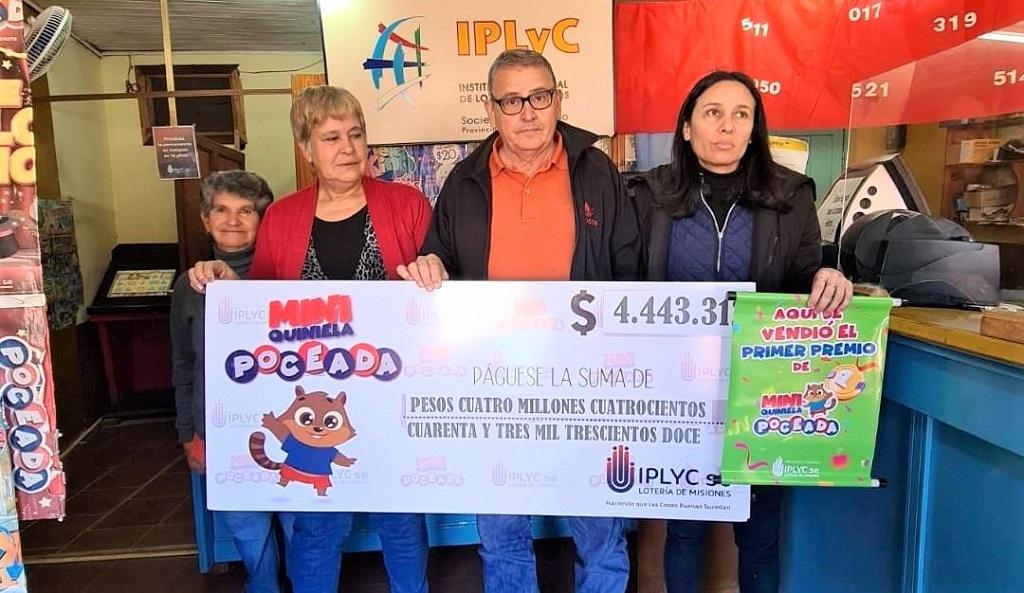 Héctor Vázquez, junto a dos señoras sostienen el cheque en su agencia. "Tratamos que nuestros clientes se sientan satisfechos", expresó.