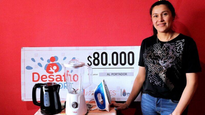 Natalia Verón junto a sus premios y cheque. Invertirá el dinero para ayudar en la salud de su papá.